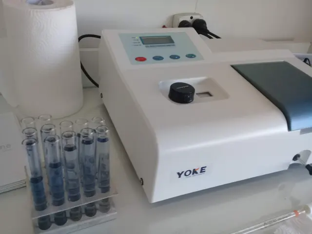 Espectrofotómetro y muestras dentro del laboratorio de IDAgro