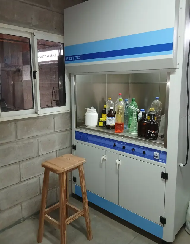 Campana de extracción y área de trabajo del laboratorio de IDAgro
